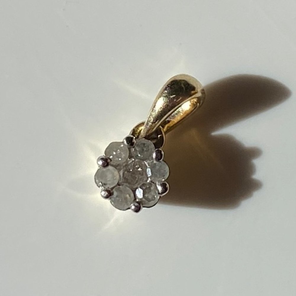 10K gold diamond flower pendant 7 diamonds in a flower shape - Picture 3 of 6